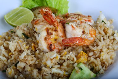 Kızarmış pirinç ve karides.
