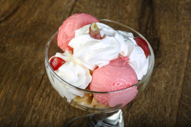 Meyve ile tatlı soğuk dondurma