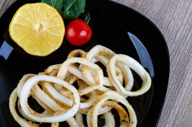 Kızarmış kalamar halkaları