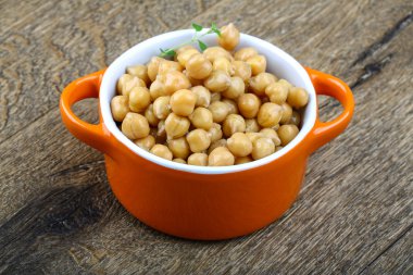 Kabın içinde konserve nohut