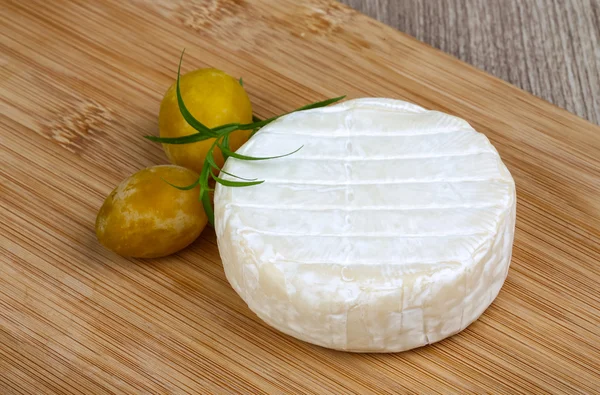 Yuvarlak Brie peyniri — Stok fotoğraf