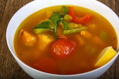 Sıcak somon çorbası