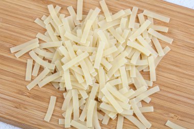 Pişmemiş makarna yığın