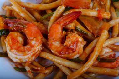 Deniz ürünleri ile baharatlı makarna