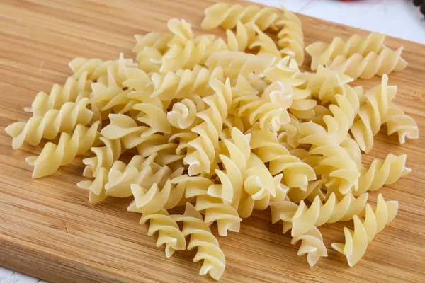 Італійська паста fusilli купи — стокове фото