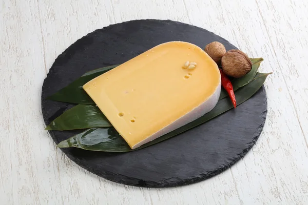 Savoureux fromage jaune à pâte dure — Photo