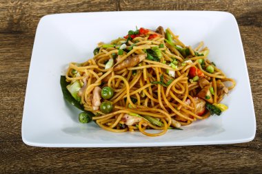 Deniz ürünleri ile Asya makarna