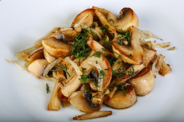 Dereotu ile kavrulmuş mantar