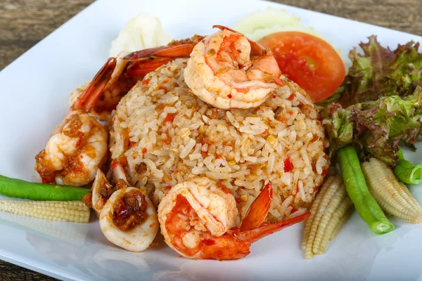 Aziatische gebakken rijst met zeevruchten — Stockfoto