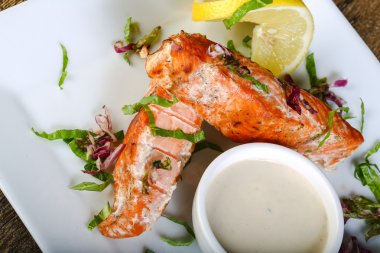 Soslu fırında somon balığı