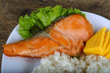 Kızarmış som balığı biftek