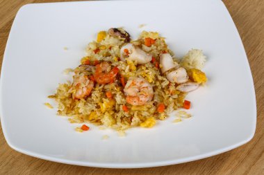 Kızarmış pilav ve deniz ürünleri.