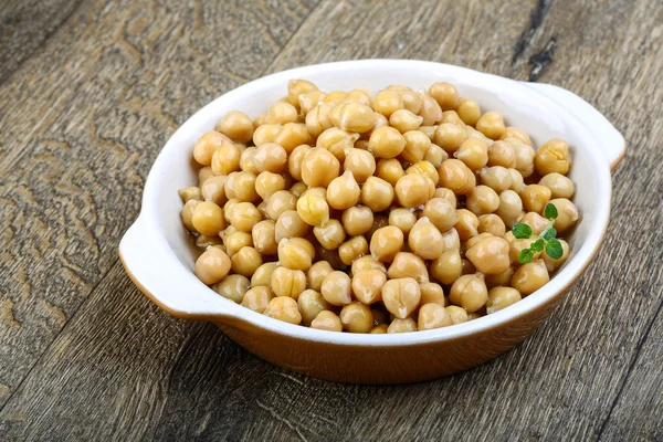 Garbanzos enlatados en el tazón — Foto de Stock