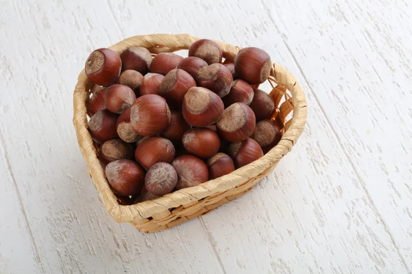 Olgun fındık sepeti