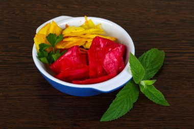 Kırmızı ve sarı lahana turşusu