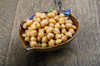 Kabın içinde konserve nohut