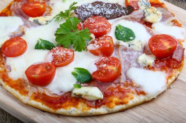 Pizza mozzarella ve proscuitto ile