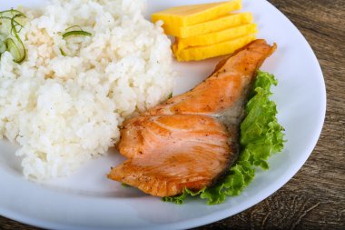 Kızarmış som balığı biftek