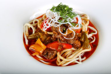 Asya geleneksel Lagman çorbası