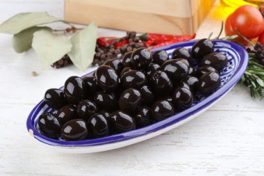 kabın içinde Siyah Zeytin