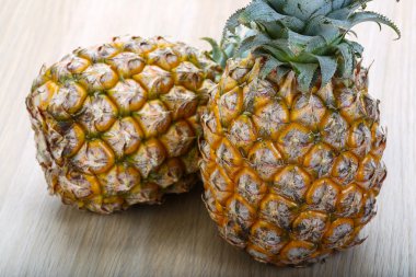 İki küçük ananas