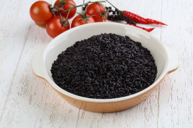 Ham siyah yabani pirinç