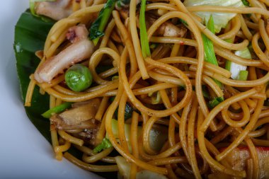 Deniz ürünleri ile Asya makarna