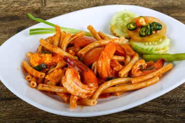 Deniz ürünleri ile baharatlı makarna