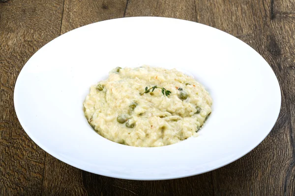 Risotto com queijo e ervilhas verdes — Fotografia de Stock