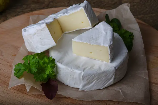 Lahodný sýr camembert — Stock fotografie