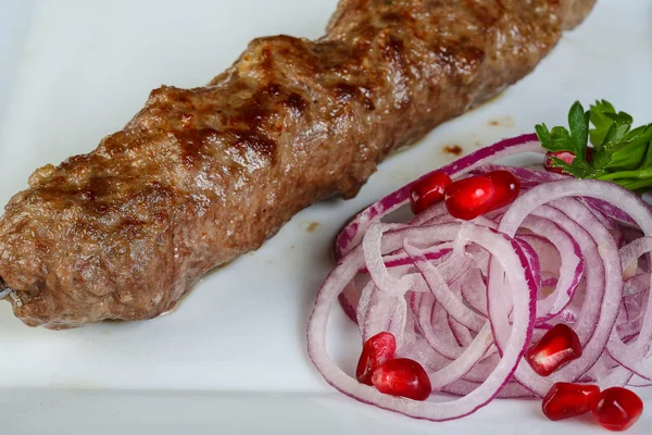 Cipolla servita con kebab di carne — Foto Stock