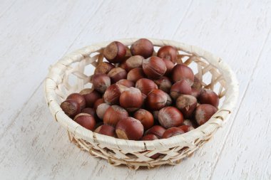 Olgun fındık sepeti