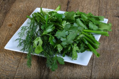 Çeşitli taze yeşil otlar