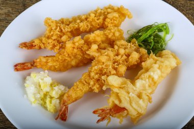 Karides tempura otlar ile