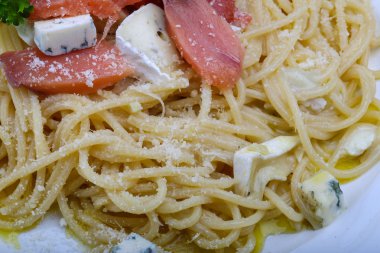 somon ve peynirli makarna