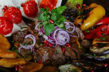 Kızarmış et ve sebze.