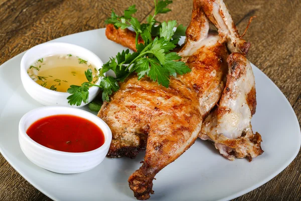 Ayam panggang dengan saus. — Stok Foto