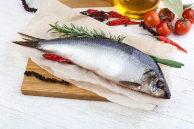 Soğan ve biberiye ile ringa balığı