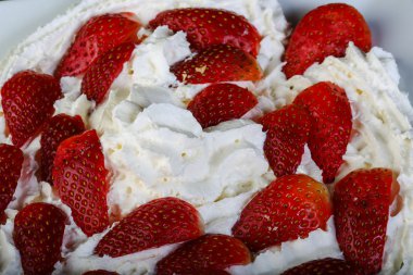 Kremalı taze çilek.