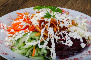 Sığır eti ve sebze salatası