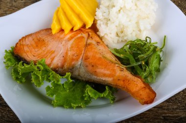 Kızarmış som balığı biftek