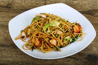 Deniz ürünleri ile Asya makarna