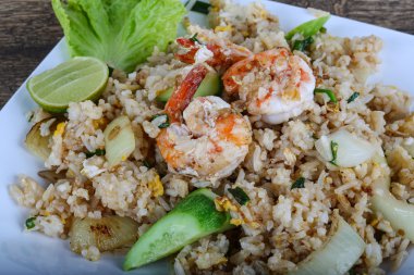 Kızarmış pirinç ve karides.