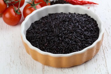 Ham siyah yabani pirinç