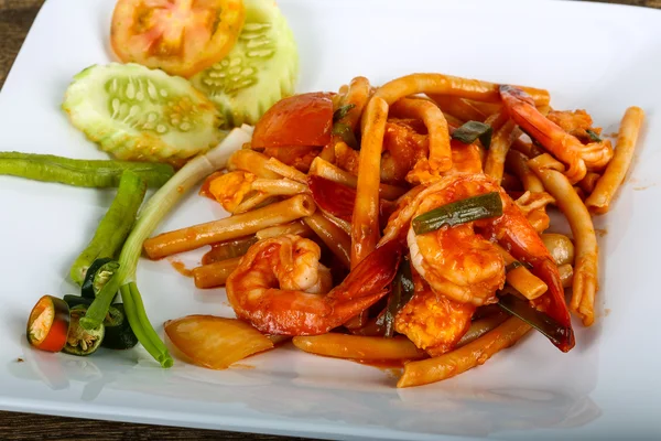 Deniz ürünleri ile baharatlı makarna