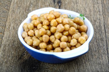 Kabın içinde konserve nohut