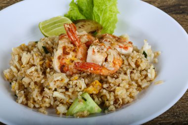 Kızarmış pirinç ve karides.