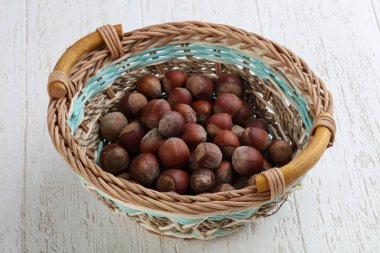 Olgun fındık sepeti