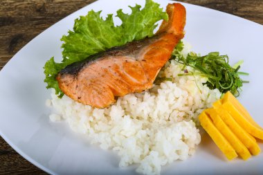 Kızarmış som balığı biftek