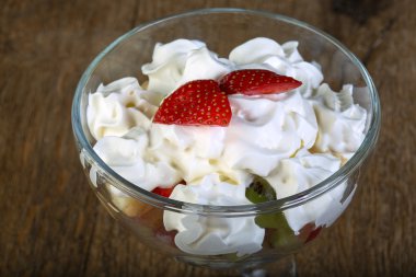 Taze meyve salatası krema ile